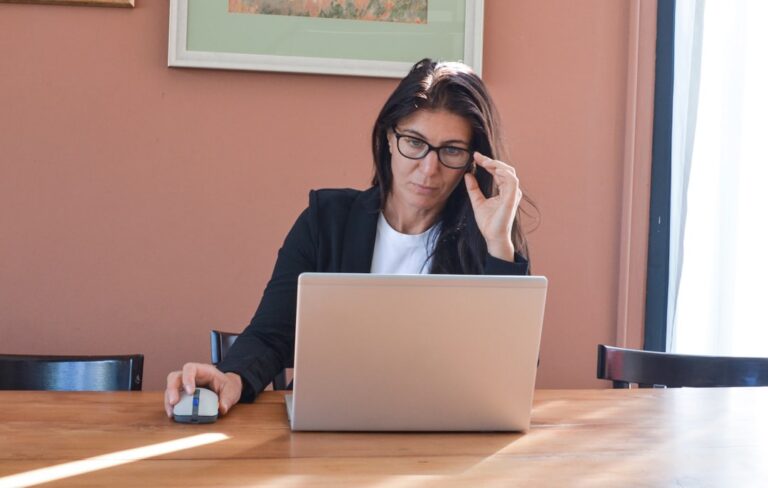 Mulher De Oculos Trabalhando No Laptop Na Mesa TZGnMhwJeWU