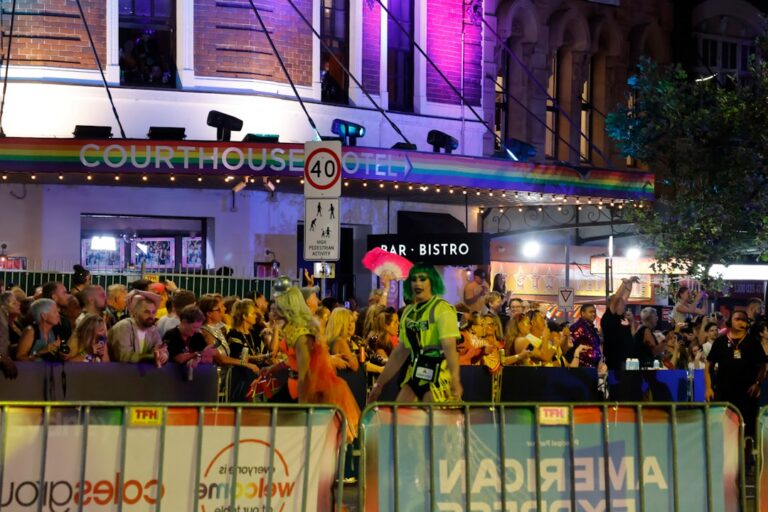 Drag Queens Se Apresentam Em Um Vibrante Festival De Rua a Noite ODsn5zHLhao