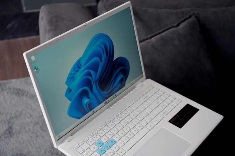 Um Laptop Branco Com Um Papel De Parede Azul Do Windows 11 3Mi467aJyBQ