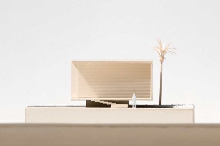 Um Modelo De Um Edificio Com Uma Palmeira Na Frente Dele uf2hsWXYazw