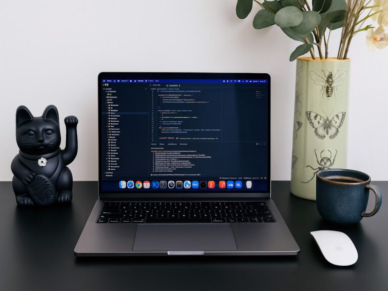 Laptop Exibindo Codigo Ao Lado De Uma Estatua De Gato Da Sorte 7wXVlmIexdI