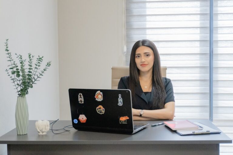 Mulher Sentando Em Um Mesa Com Um Laptop ByavXaxl4 U