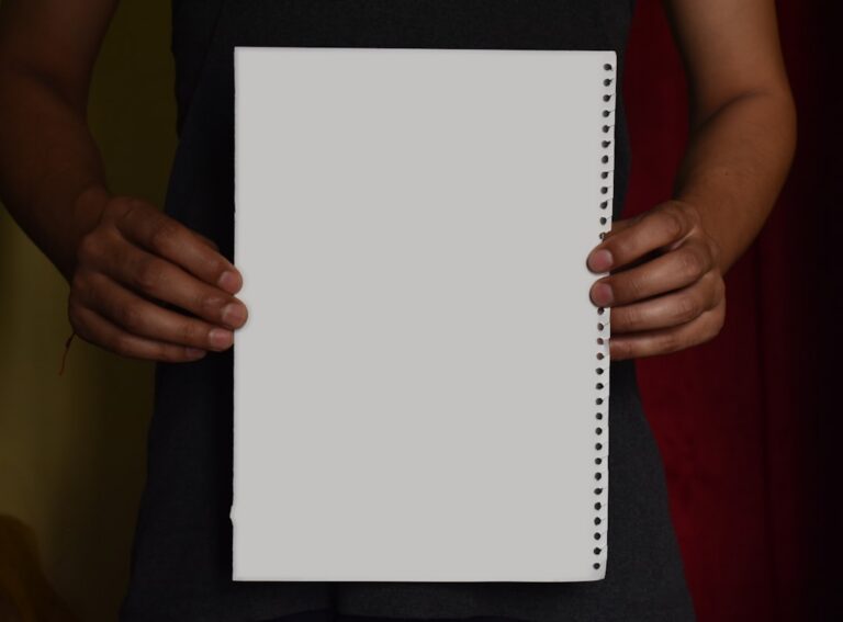 Uma Pessoa Segurando Um Caderno Nas Maos cuj1x91V V4