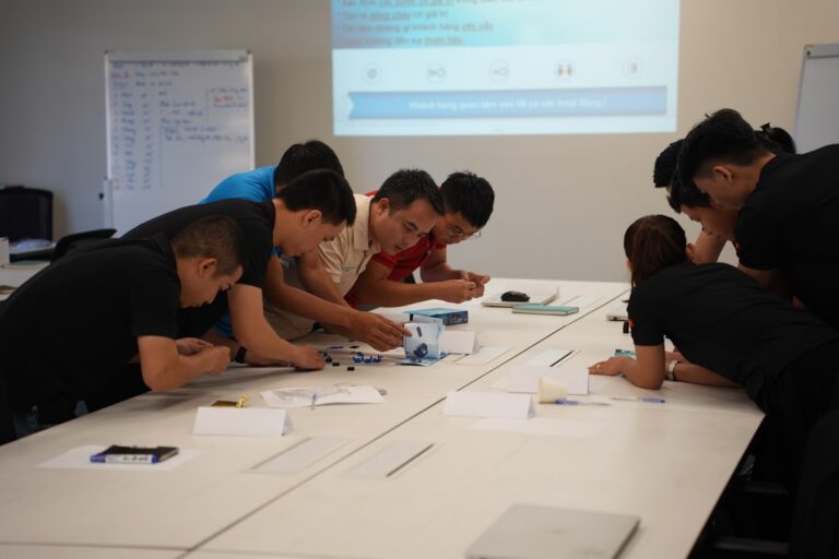 Equipe Colaborando Em Um Projeto a Mesa 8s6KtipLfds