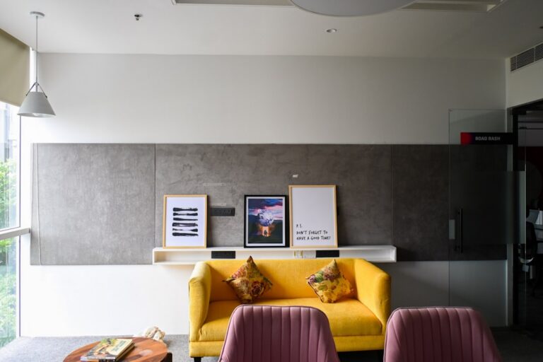 Sofa Amarelo Com Arte Emoldurada Acima Dele rTOk5Biw0qM