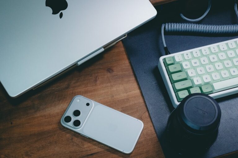 Smartphone Prateado E Laptop Em Mesa De Madeira lzePW7ESwts