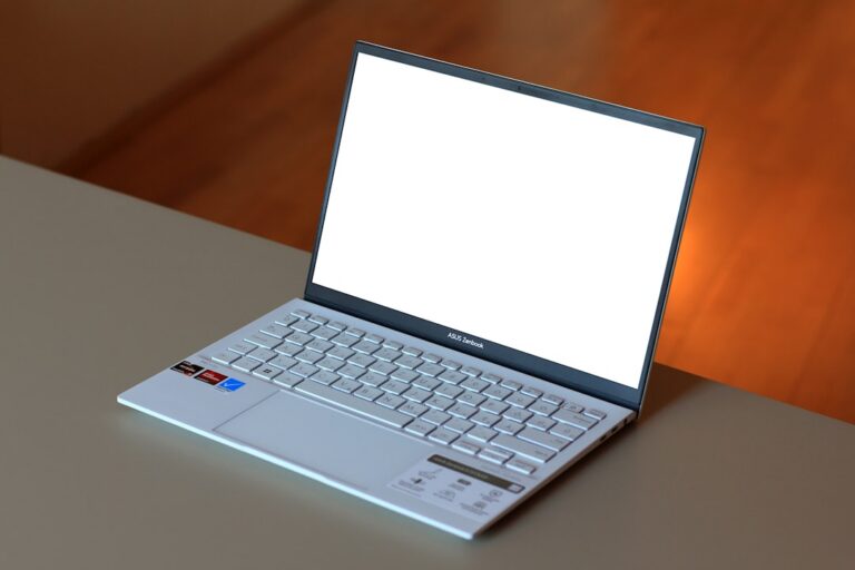 Um Computador Portatil Que Senta Se Em Cima De Uma Tabela W1DXc3CwlgE